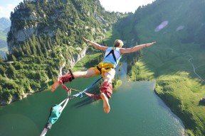 世界杯2026-年度焦点之战，当骑士的钢铁洪流，撞上鹈鹕的自由羽翼