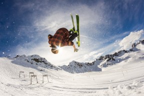 开云体育登录-马赛压哨绝杀巴黎，梅西在F1引擎轰鸣中接管比赛