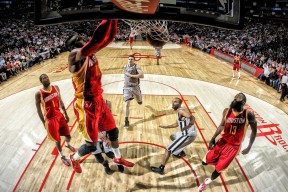 开云体育APP下载-西甲德比战火未熄，步行者逆转启示录，体育如何成为时代情绪的镜像？