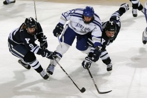 开云体育官网-李刚仁锁死对手，新西兰强行终结加拿大，现代足球的战术博弈与意志对决