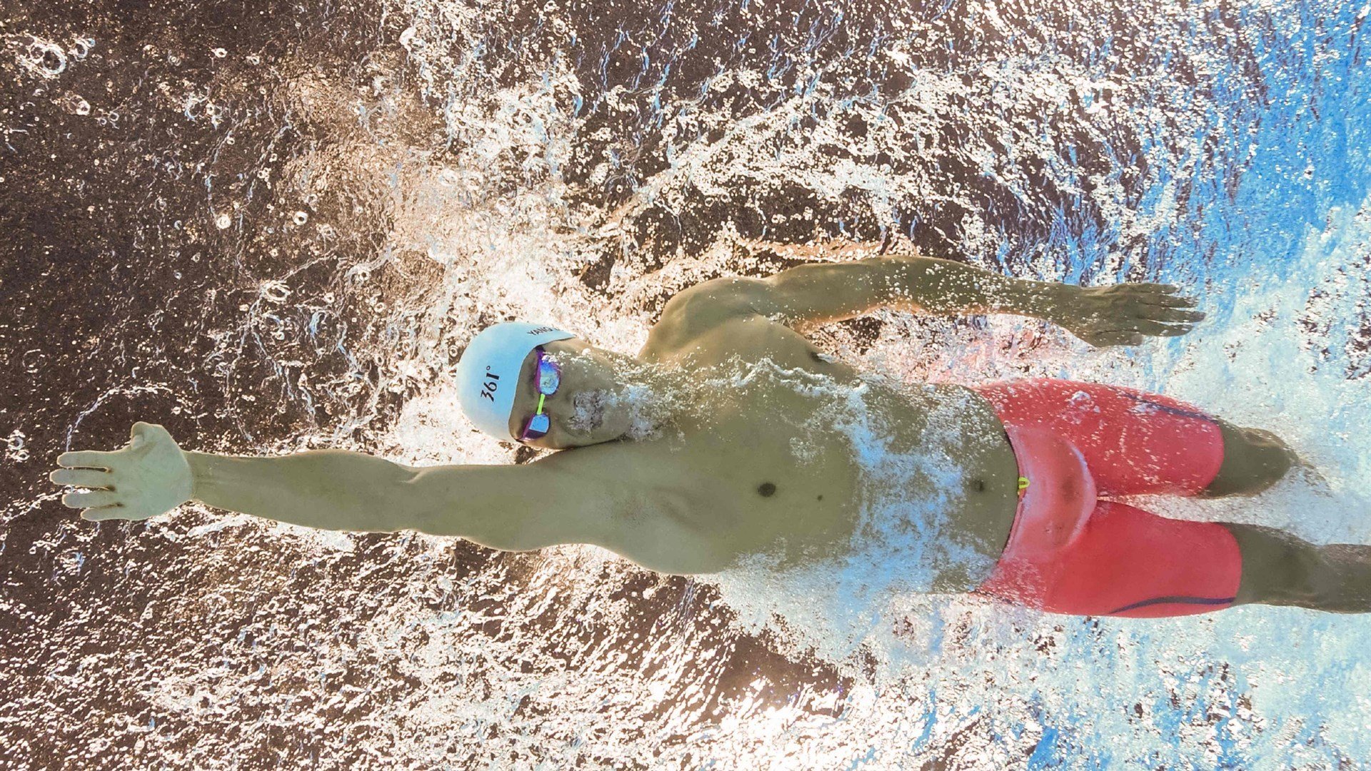 上海队VS雄鹿,当浓眉统治赛场,我们看到了中国篮球的另一种可能