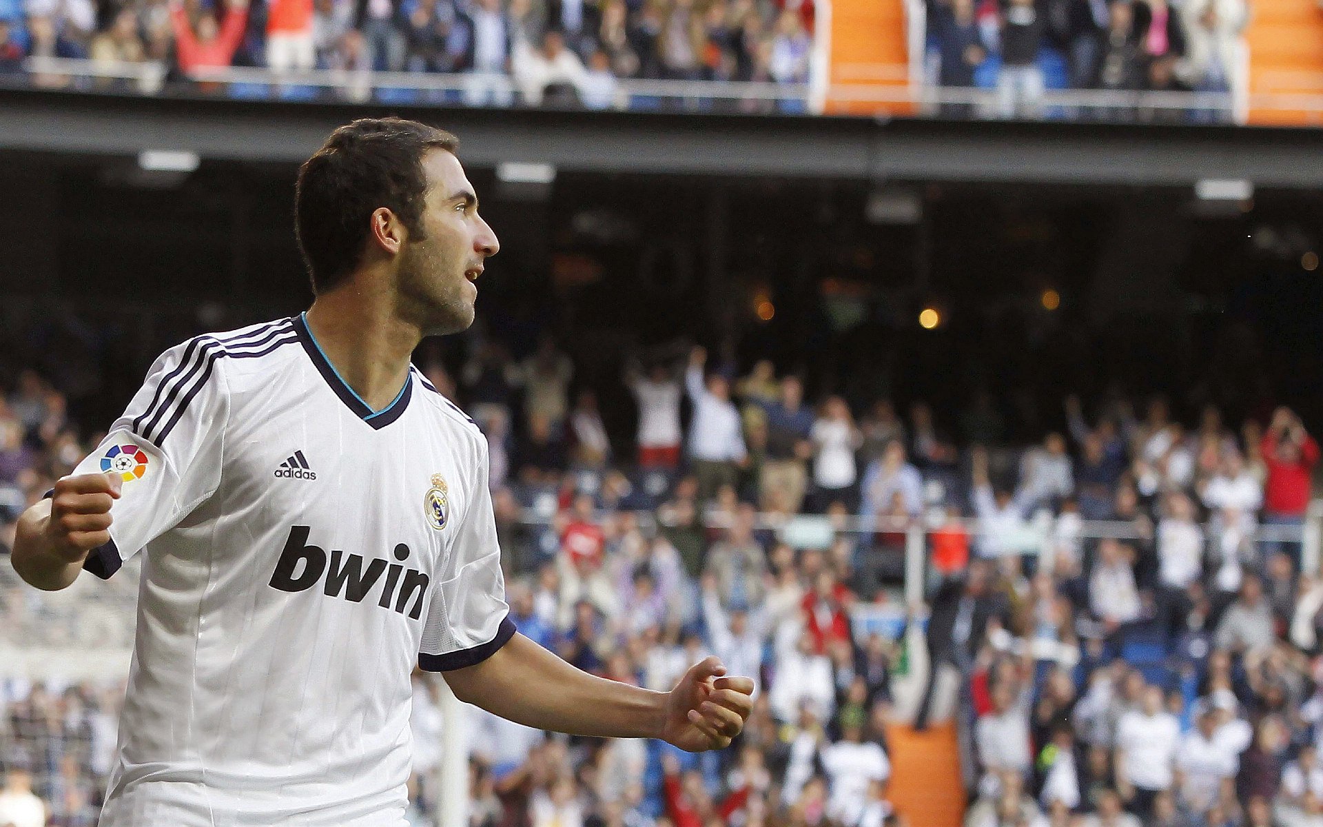 赛道与球场的双重奏鸣,F1揭幕战悬念与骑士湖人加时鏖战